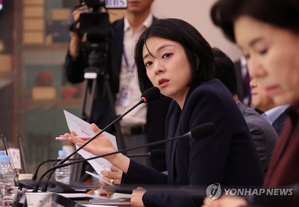 국민의힘 배현진 의원이 10월 16일 서울 여의도 국회에서 열린 2025년도 국가유산청 등에 대한 문화체육관광위원회 국정감사에서 질의를 하고 있다. /연합뉴스