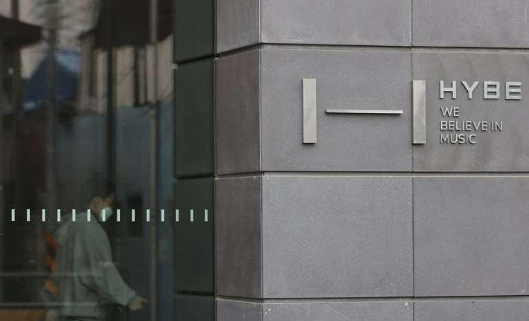 지난 12일 뉴진스가 어도어 완전체 복귀 선언을 하면서 하이브 주가가 급등하기 시작했다. /연합뉴스