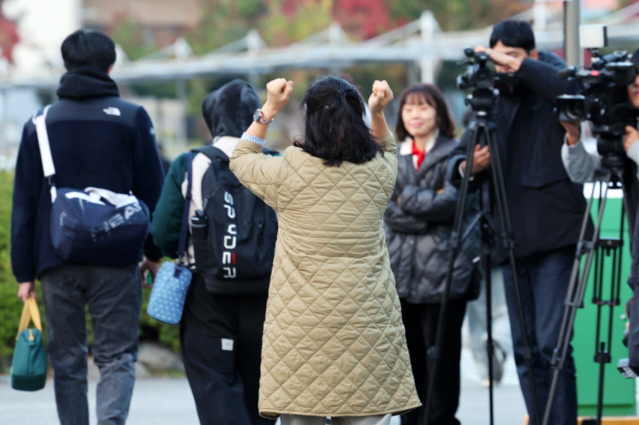 2026학년도 대학수학능력시험일인 13일 오전 고사장이 마련된 광주 서구 서석고등학교 정문 앞에서 한 학부모가 수험생 자녀를 응원하고 있다. /연합뉴스