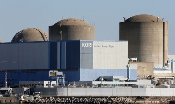 부산 기장군에 있는 고리 원전 2호기(가운데) /연합뉴스