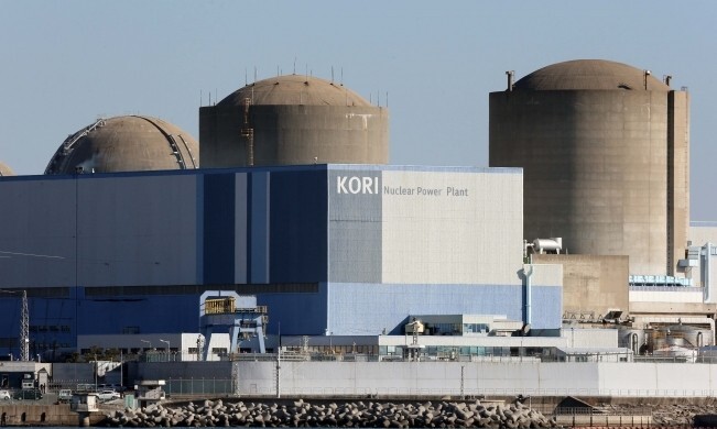 부산 기장군에 있는 고리 원전 2호기(가운데) /연합뉴스