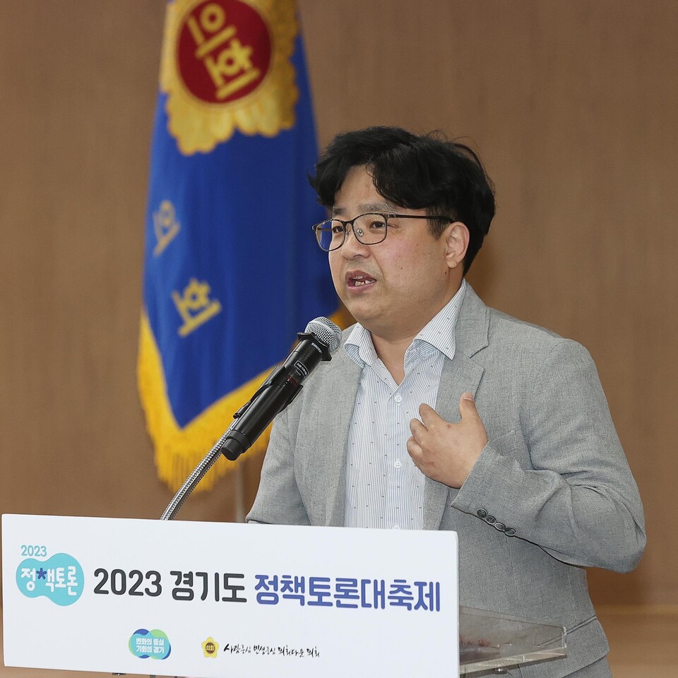 김재열 더 유스 대표는 은둔형 외톨이 문제를 해결하려면 사회 전반의 분위기가 바뀔 필요가 있다고 강조했다. 사진은 지난 2023년 경기도 정책토론대축제에서 발언하고 있는 김 대표의 모습이다. /김재열 대표 제공.