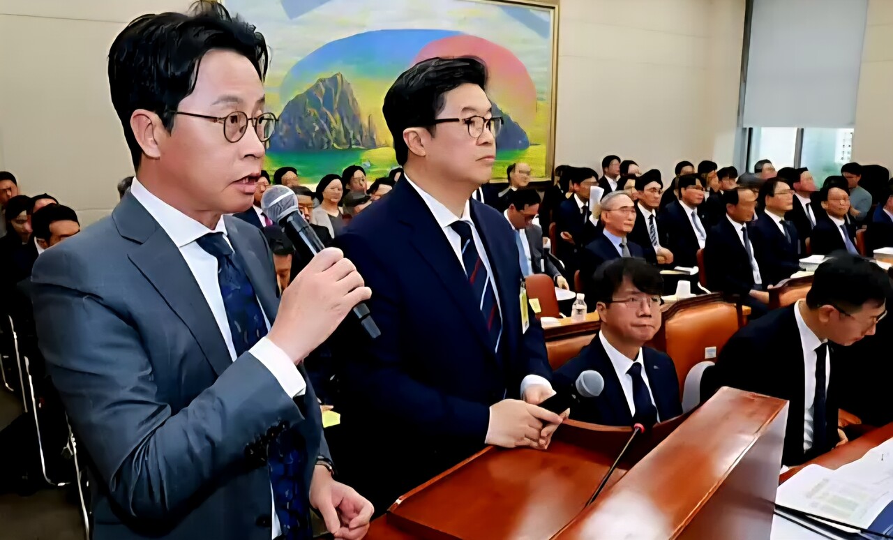 조좌진 롯데카드 대표이사(왼쪽)가 지난달 14일 서울 영등포구 여의도 국회에서 열린 공정거래위원회, 개인정보보호위원회 등에 대한 정무위원회 국정감사에 증인으로 출석, 의원 질의에 답하고 있다. 왼쪽 두 번째는 김병주 MBK파트너스 회장. /연합뉴스