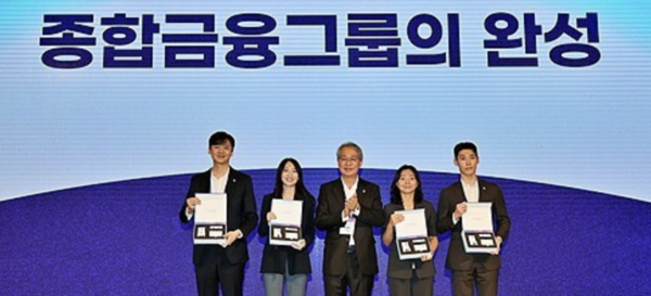 임종룡 우리금융그룹 회장(가운데)이 지난 7월 서울 용산구 드래곤시티에서 열린 '우리 WON Day' 행사에서 동양·ABL생명 직원 대표 4명에게 그룹 사원증, 명함, 휘장 등을 수여했다. /연합뉴스