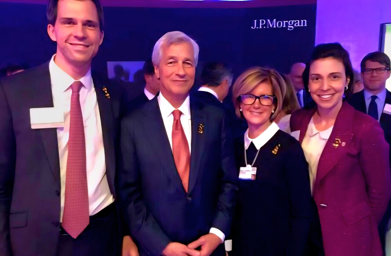 제이미 다이먼 회장(왼쪽에서 두번째)과 매리 캘러헌 에르도에스(왼쪽에서 세번째) JP모건자산운용 CEO /여성경제신문DB