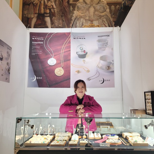 2025년 ‘런던 첼시 올드 타운 홀’에서 열린 전시회 부스에 선 문소이 주얼리 디자이너 /문소이