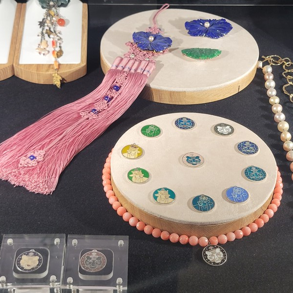 2025년 ‘런던 첼시 올드 타운 홀’ 전시회에서 작품이 전시된 모습 /문소이