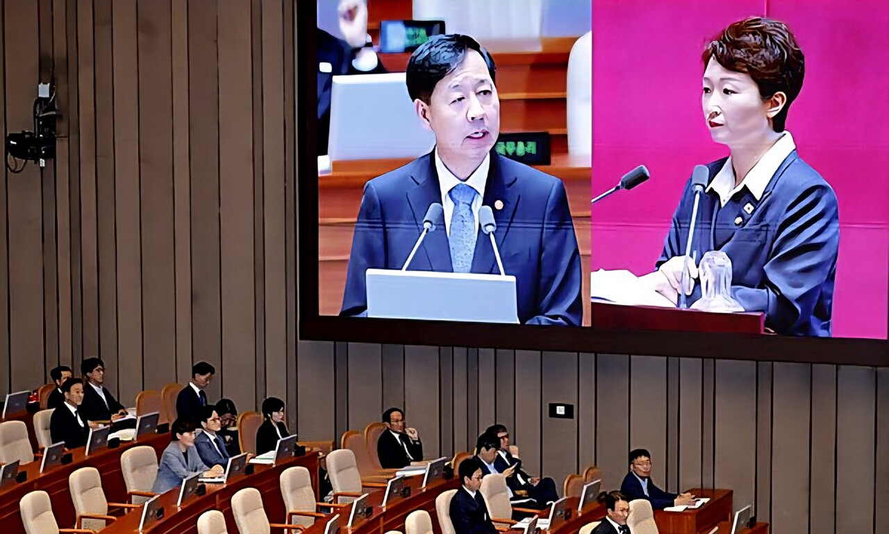 이언주 더불어민주당 최고위원이 9월 17일 국회 대정부 질의에서 경제·부동산·산업 현안을 놓고 구윤철 경제부총리를 상대로 질문하고 있다. /연합뉴스