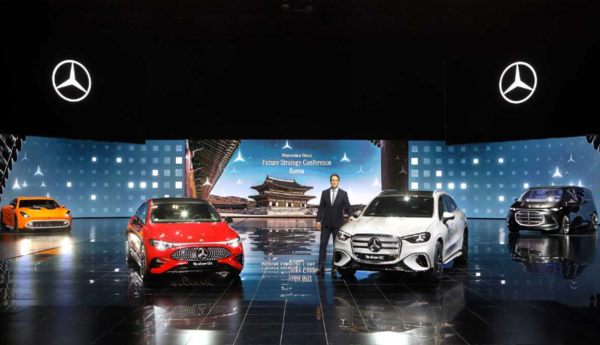 14일 올라 칼레니우스 메르세데스-벤츠 그룹 회장이 인천 파라다이스시티에서 열린 ‘미래 전락 컨퍼런스’에서 신제품 4종을 공개하며 소개하고 있다. /메르세데스-벤츠