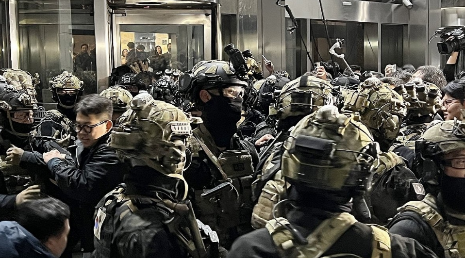 윤석열 대통령이 비상계엄을 선포한 지난해 12월 4일 새벽 서울 여의도 국회의사당에 무장한 계엄군이 진입을 시도하고 있다. /연합뉴스