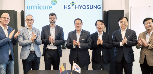 조현상 HS효성 부회장(왼쪽 네 번째)과 바트 삽 유미코아 CEO(세 번째)가 벨기에 브뤼셀 유미코아 본사에서 기념 촬영하고 있다. /HS효성