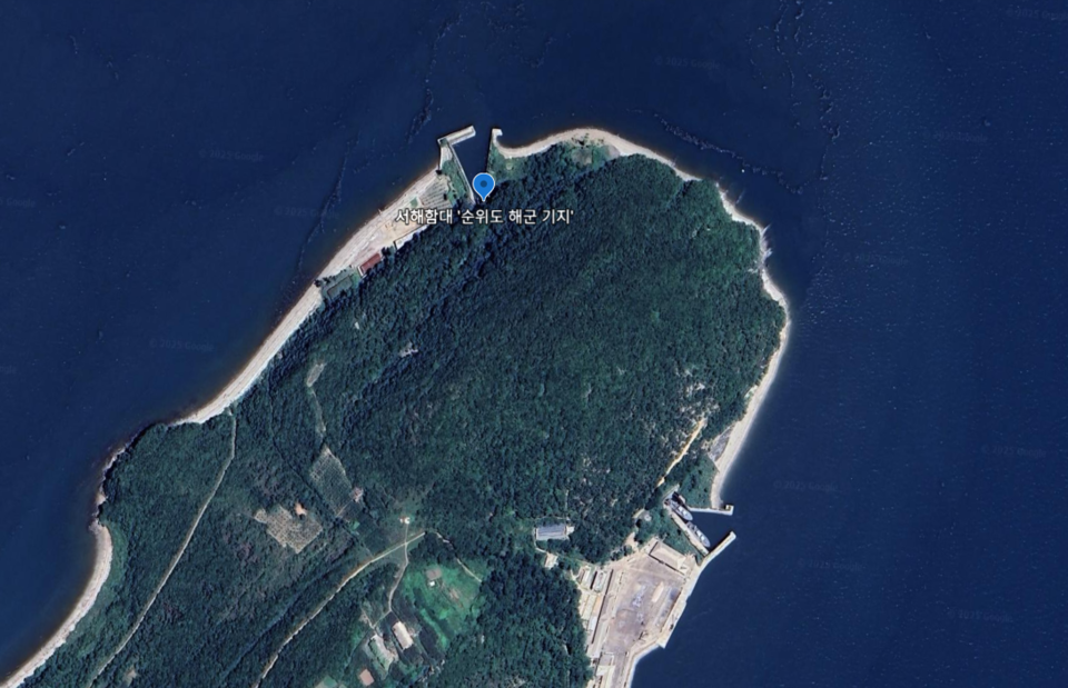 서해 순위도가 섬을 뚫은 'ㄷ'자형 지하 요새. 백령도 코앞에서 위성 감시를 피해 공기부양정을 숨기는 이 시설은 기습 남침의 비밀 통로다. 감시망을 무력화하는 치명적 위협을 초래할 수 있다. /구글 어스