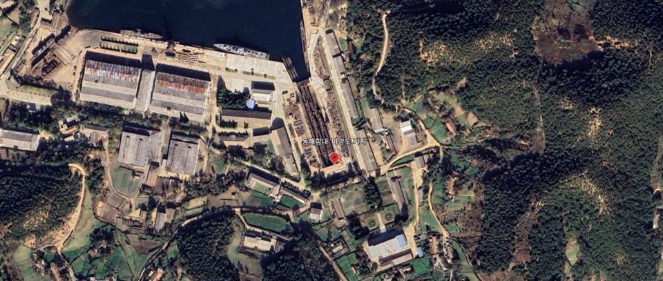 북한 잠수함의 심장부 마양도가 섬 전체를 뚫은 '벌집'형 지하 요새로 확인됐다. 잠수함이 산속 터널로 직접 진입해 위성 감시를 피해 정비한다. /구글 어스