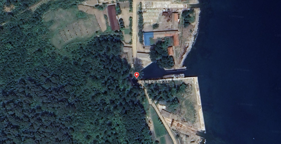 동해 핵심 차호 기지는 산을 뚫은 거대 콘크리트 요새다. 로미오급 잠수함이 수중에서 터널로 바로 진입해 폭격을 피한다. 은밀한 기동으로 개전 초기 생존성을 확보하는 치명적 시설로 알려졌다. /구글 어스
