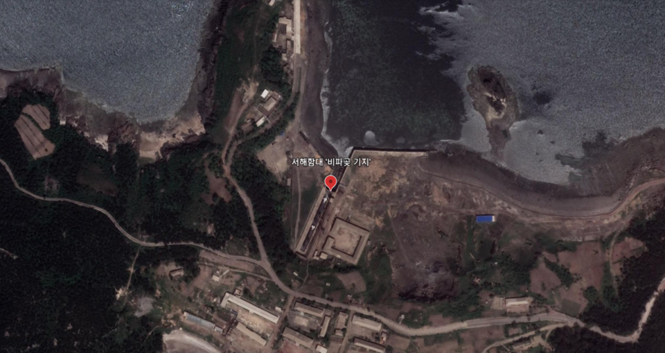 서해 NLL을 노리는 비파곶 기지에서 절벽을 뚫은 대형 지하 요새가 포착됐다. 공기부양정을 숨겨 감시를 피하고 인천 등 수도권을 기습 타격하는 '전략적 은폐막'이 될 수 있다. /구글 어스