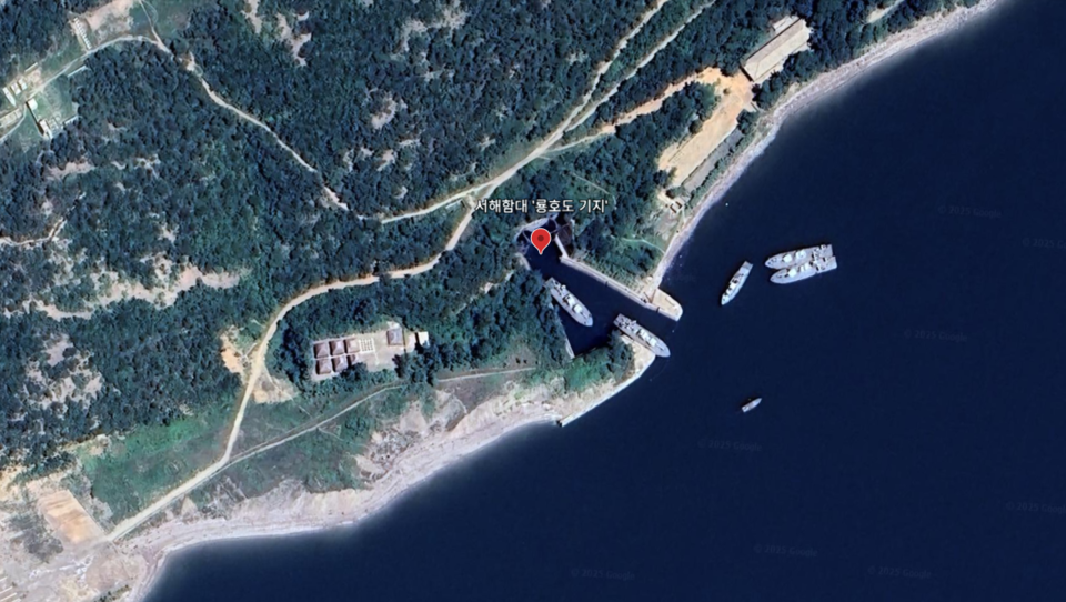 NLL 코앞 룡호도는 소형 잠수정의 비밀 매복지다. 기습 공격 후 숨는 '치고 빠지기' 전술에 최적화됐다. /구글 어스