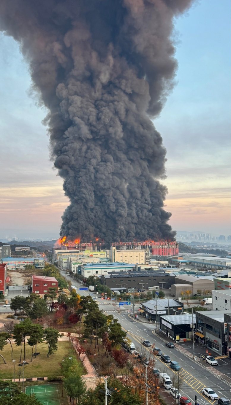 충남 천안에 위치한 이랜드패션 물류센터에서 15일 새벽 대형 화재가 발생해 소방당국이 대규모 진압 작업을 벌이고 있다. /온라인 커뮤니티 캡쳐