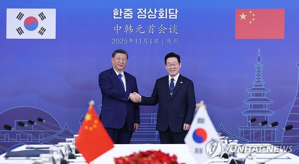 이재명 대통령과 시진핑 중국 국가주석이 1일 경북 국립경주박물관에서 한중 정상회담에 앞서 기념 촬영을 하고 있다. /연합뉴스