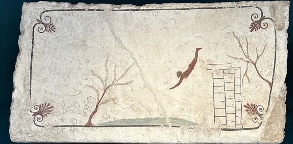 다이빙하는 남자. 다른 세계로 이동하는 것을 표현했다고 알려진 무덤 프레스코화 /사진=박재희