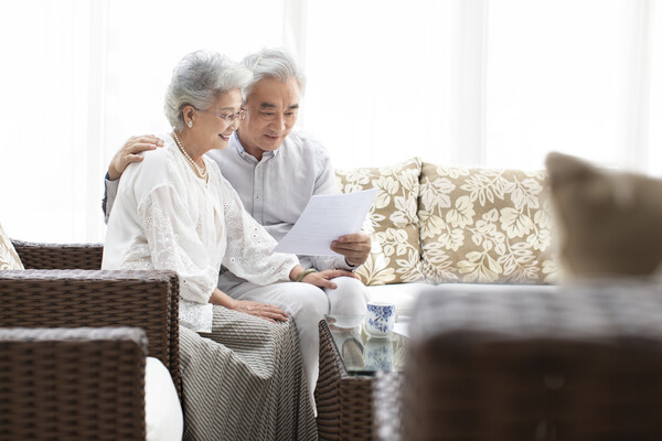 우리금융이 은행과 보험을 축으로 시니어 케어 전략을 확대하며 요양금융 기반을 넓히고 있다. /게티이미지뱅크