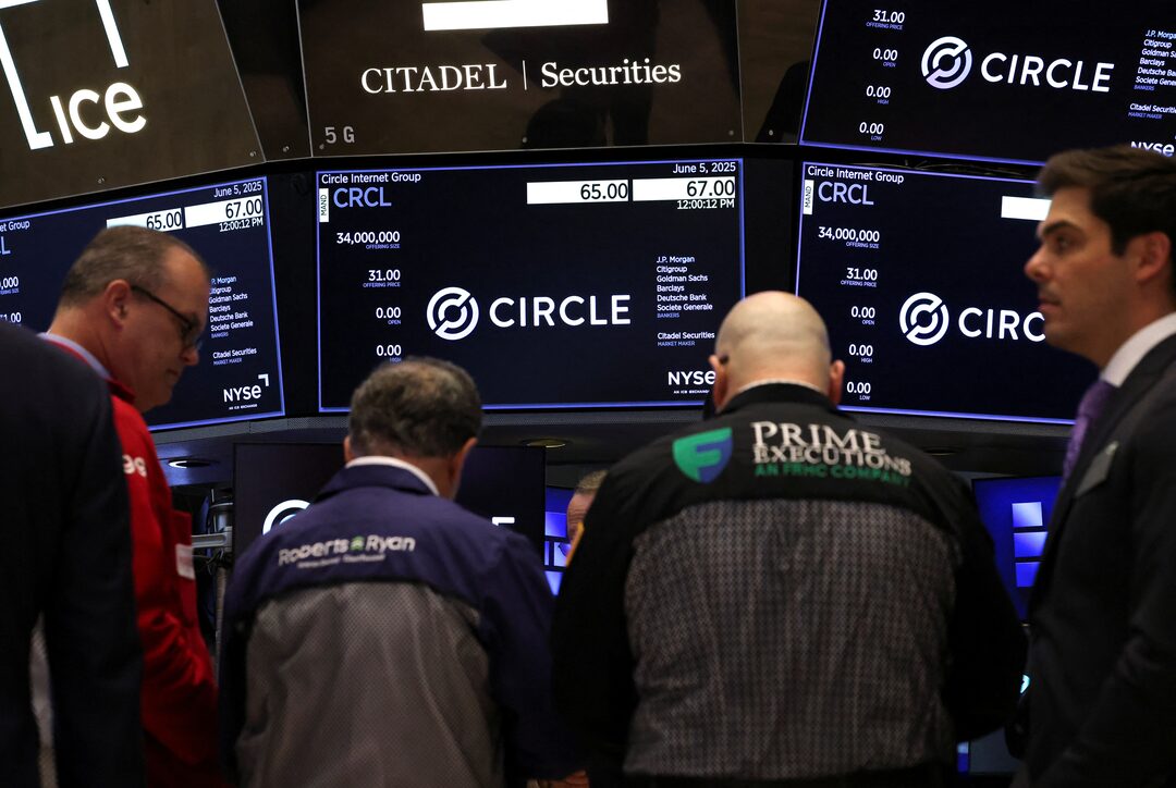 2025년 6월 5일 미국 뉴욕시의 서클 인터넷 그룹(Circle Internet Group) IPO 당일 뉴욕 증권거래소(NYSE)에서 트레이더들이 작업하고 있다. /로이터=연합뉴스