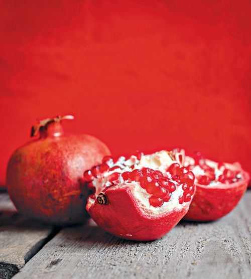 심장 전문의들이 고혈압 잡는 과일로 '석류'를 추천했다. 항산화 성분이 혈관을 확장해 혈압을 낮추는 효과가 탁월하다는 것. 단 고지혈증 약과 함께 먹으면 부작용 위험이 있어 주의해야 한다. /게티이미지뱅크