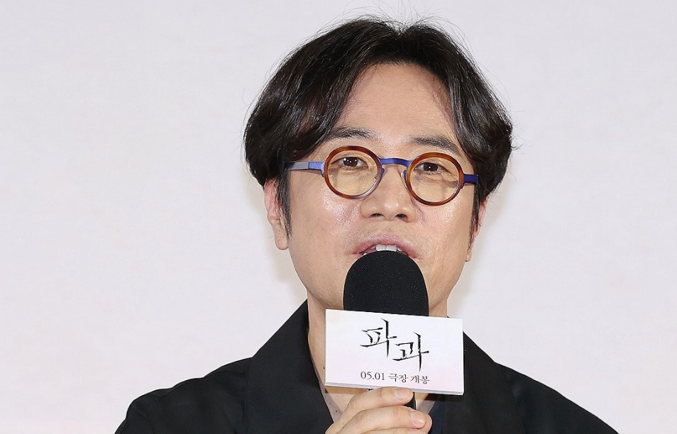 민규동 감독이 지난 3월 27일 서울 광진구 롯데시네마 건대입구점에서 열린 영화 '파과' 제작보고회에서 질문에 답하고 있다. /연합뉴스