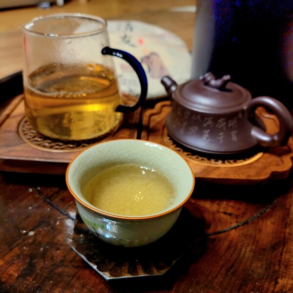 꼭 보이차를 공부해 가면서 마셔야 할까? 보이차는 진짜와 가짜가 있다고 하는데 사실 진짜가 아닌 차는 없고 모르면 제값을 주고도 엉뚱한 차를 사게 될 수도 있을 뿐이다. 보이차는 알고 마시면 선택의 폭이 좁아지는데 모르고 마시면 가격이 싸다고 구입하다가 버릴 수도 없는 차가 집안에 가득 쌓이게 된다. /김정관