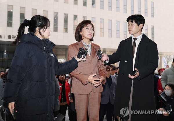  국민의힘 나경원 의원이 20일 '국회 패스트트랙 충돌' 1심 선고 공판 참석을 위해 서울 양천구 서울남부지방법원에 들어서며 취재진 질문에 답하고 있다. /연합뉴스