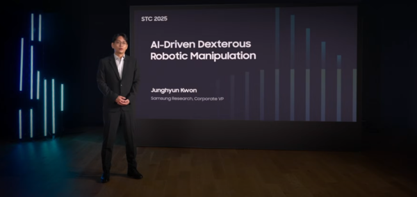 권정현 삼성리서치 상무가 산업 현장에서 AI를 활용한 로봇 기술에 대해 설명하고 있다. /삼성전자 STC2025 라이브 캡처