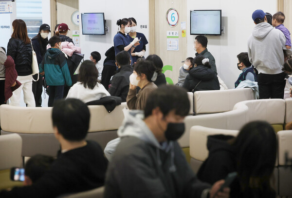 독감이 유행 중인 11일 성북구 우리아이들병원 진료실이 진료를 받기 위해 기다리는 어린이들로 붐비고 있다. /연합뉴스