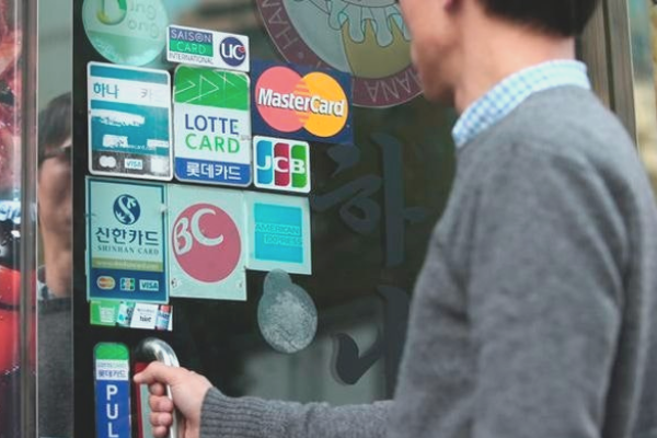 국내 금융권에서 원화 스테이블코인 도입 논의가 속도를 내면서 시중은행·카드사 등 기존 결제 인프라 기업의 역할이 다시 주목받고 있다. /연합뉴스