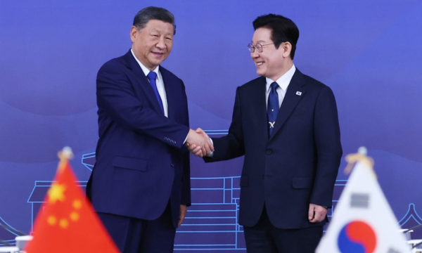 1일 이재명 대통령과 시진핑 중국 국가주석이 경북 국립경주박물관에서 한중 정상회담에 앞서 악수하고 있다. /연합뉴스