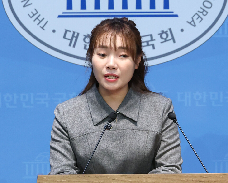 김예지 국민의힘 의원이 아동·장애인·노인 학대 사건에서 제3자의 대화 녹음·청취를 예외적으로 허용하는 내용의 4개 개정안을 발의했다. 취약계층 보호를 위한 예외 규정이라는 설명이지만 교육계와 장기요양 현장에서는 감시 제도화 가능성을 우려하며 반발이 커지고 있다. /연합뉴스