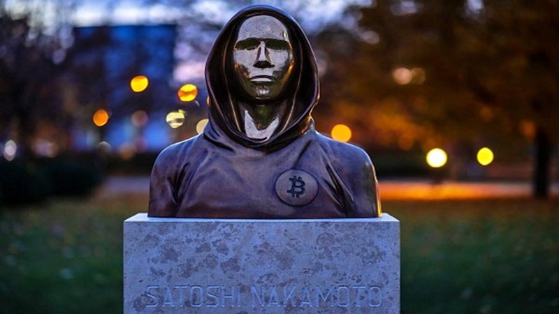 헝가리 부다페스트 오브우다 공원에는 기묘한 동상이 하나 서 있다. 정체가 밝혀진 적 없는 비트코인 창시자 ‘사토시 나카모토’를 기념한다는 조형물이다. 실존 여부도 확인되지 않은 인물에게 반신상을 세운 것은 기술 업계에서도 보기 드문 일이다. 비트코인을 신념으로 받아들이는 글로벌 커뮤니티가 만든 상징물로 ‘가상화폐 신흥 종교의 성물(聖物)’로 불린다. /해설=이상헌 기자