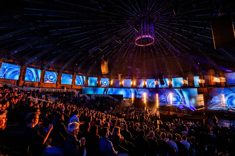 네덜란드 암스테르담 ‘가스하우더(Gashouder)’ 돔에서 열린 유럽 대형 블록체인·암호화폐 컨퍼런스의 메인 홀 장면이다. 360도 원형 돔 구조와 대형 LED 파노라마 스크린을 사용하는 것이 특징이며, 비트코인·웹3·블록체인 관련 대규모 컨퍼런스(예: Bitcoin Amsterdam, Web3 Festival Europe 등)에서 자주 사용되는 대표적 행사장이다. 참석자는 주로 개발자, 투자자, 산업 관계자들로 약 수천 명 규모. / 해설=이상헌 기자