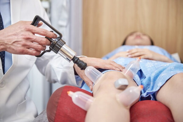 정부가 지역 공공의료 현장의 의사 인력 부족 문제를 해결하기 위한 대안으로 한의사 인력의 참여 확대를 검토 중인 것으로 확인됐다. /게티이미지뱅크