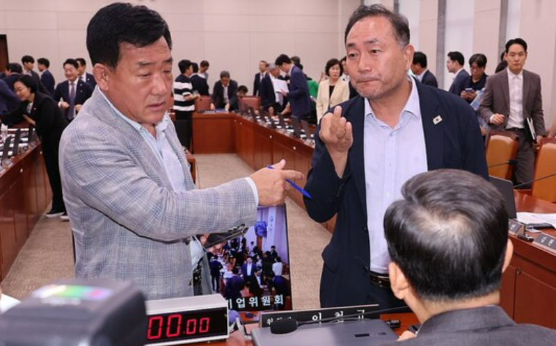 국회 산업통상자원중소벤처기업위원회의 지난 17일 회의에서 한미 간 관세 협상 결과와 관련된 '조인트 팩트시트'를 두고 여야의 첨예한 갈등이 드러났다. /연합뉴스