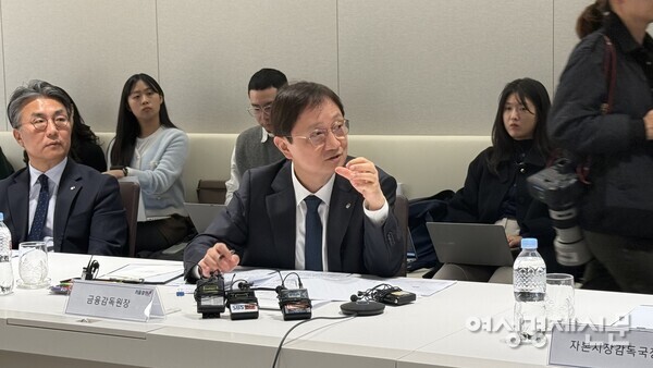 이찬진 금융감독원장이 24일 오후 증권사 영업점 현장방문차 서울 영등포구 키움증권 본사를 찾아 엄주성 대표이사 등 임원들과 간담회를 하고 있다. /서은정 기자 