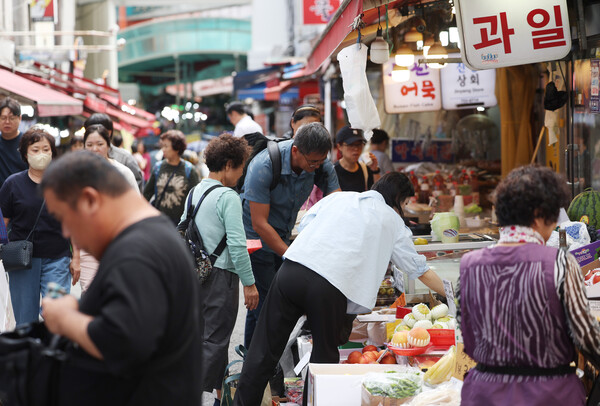 전통시장에서 장 보는 시민들의 모습. /연합뉴스