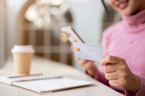 은행권이 유통·뷰티·외식 플랫폼과의 제휴를 통해 생활금융 경쟁을 본격적으로 확대하고 있다. /게티이미지뱅크