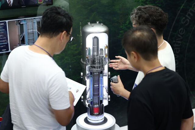 관람객들이 ‘스마트 에너지 플러스 2025’ 행사가 열린 지난달 15일 서울 강남구 코엑스에서 한국수력원자력의 혁신형 소형모듈원자로(SMR) 모형을 보고 있다. SMR은 전기 출력 300㎿ 이하의 작은 원자로다. 분산형 전력 수요에 효과적으로 대응할 수 있어서 미래 에너지원으로 주목받고 있다. /연합뉴스
