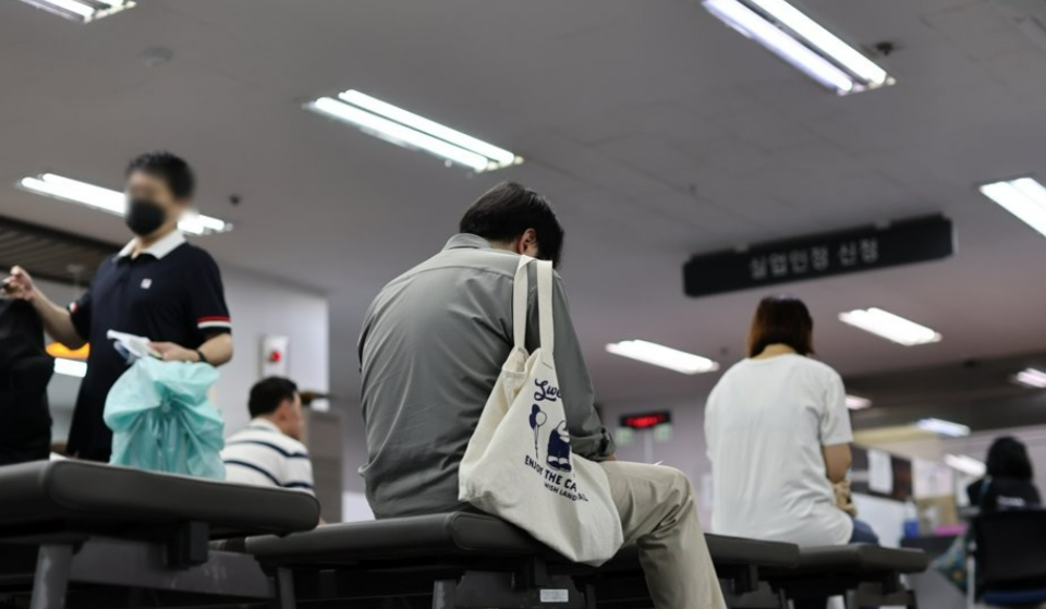 청년 고용 부진의 원인 중 하나로 인구 구조의 변화로 인한 고용 시장 내 구직 경쟁의 심화가 꼽히고 있다. /연합뉴스