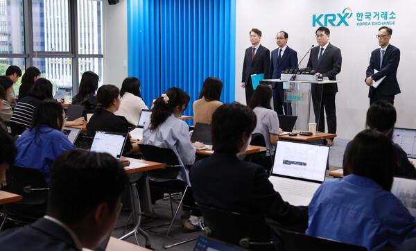 이승우 주가조작 근절 합동대응단장이 23일 서울 영등포구 한국거래소 서울사무소에서 '불공정거래 행위 관련 사건 1호' 브리핑을 하고 있다. /연합뉴스