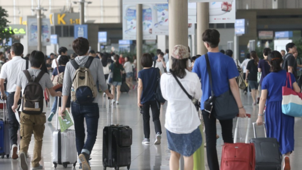 내국인의 해외 여행 수요가 늘면서 올해 3분기 해외 카드 사용액이 사상 최고치를 기록했다. /연합뉴스