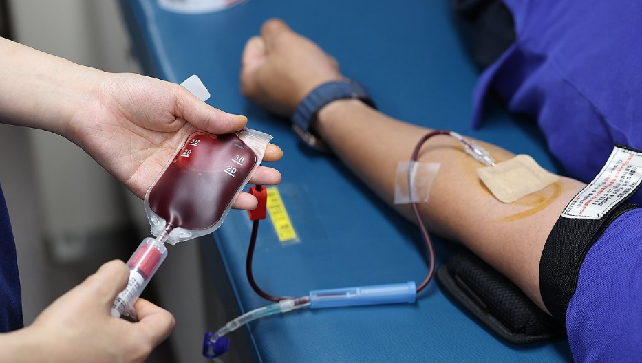 겨울철을 앞두고 전국 혈액 보유량이 줄며 수급 불안이 커지고 있다. 독감 조기 유행과 헌혈 참여 감소가 겹친 가운데 일부 지자체는 헌혈 장려 예산까지 축소되면서 공급 기반이 흔들린다는 우려가 나온다. /연합뉴스