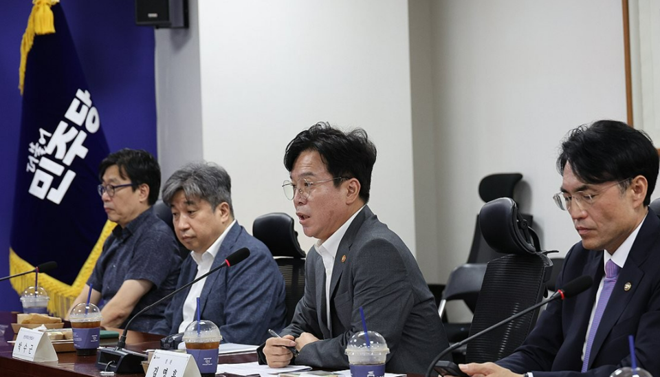 김영훈 고용노동부 장관이 26일 국회 의원회관에서 열린 당정 협의에서 발언하고 있다. /연합뉴스