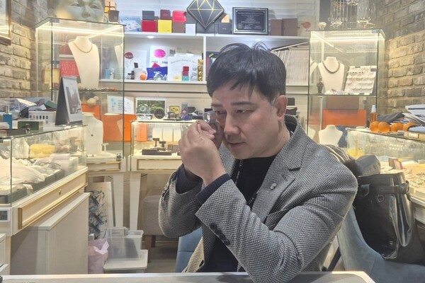 보석을 감정하는 김성기 대표 /주얼인북스