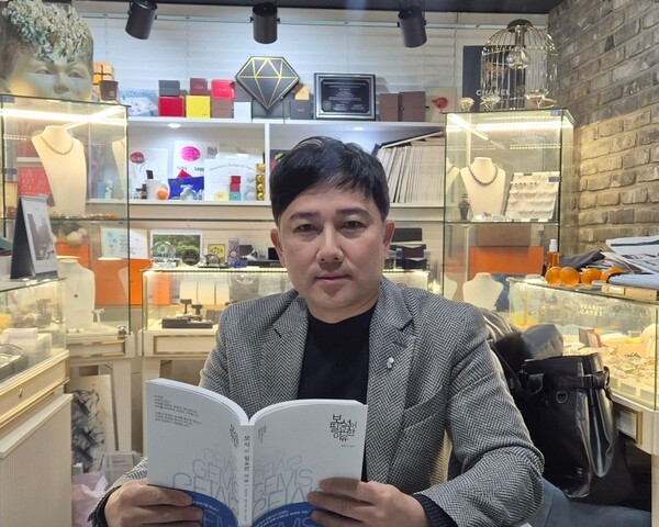 '보석이 필요한 이유'를 소개하는 김성기 대표 /주얼인북스