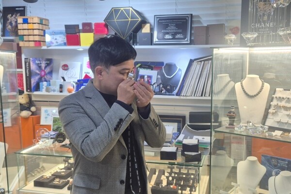 보석은 ‘나와 항상 같이하는 친구’라고 말하는 '젬틀맨' 김성기 대표 /주얼인북스